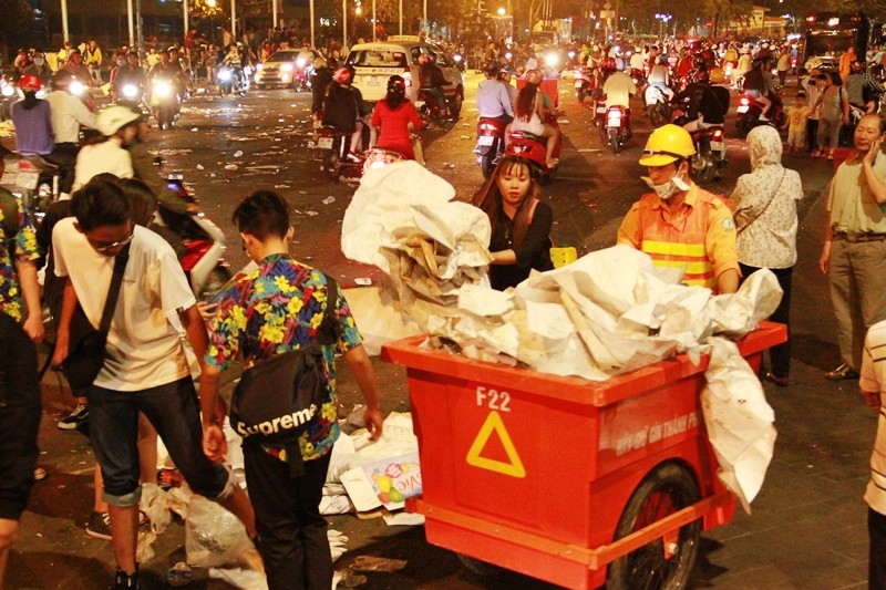 Các bạn trẻ 'xắn' tay áo dọn rác sau Giao thừa - ảnh 16